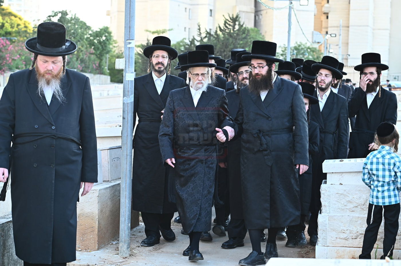 האדמו"ר מסערט ויז'ניץ בתפילה באוהל בית ויז'ניץ בבני ברק