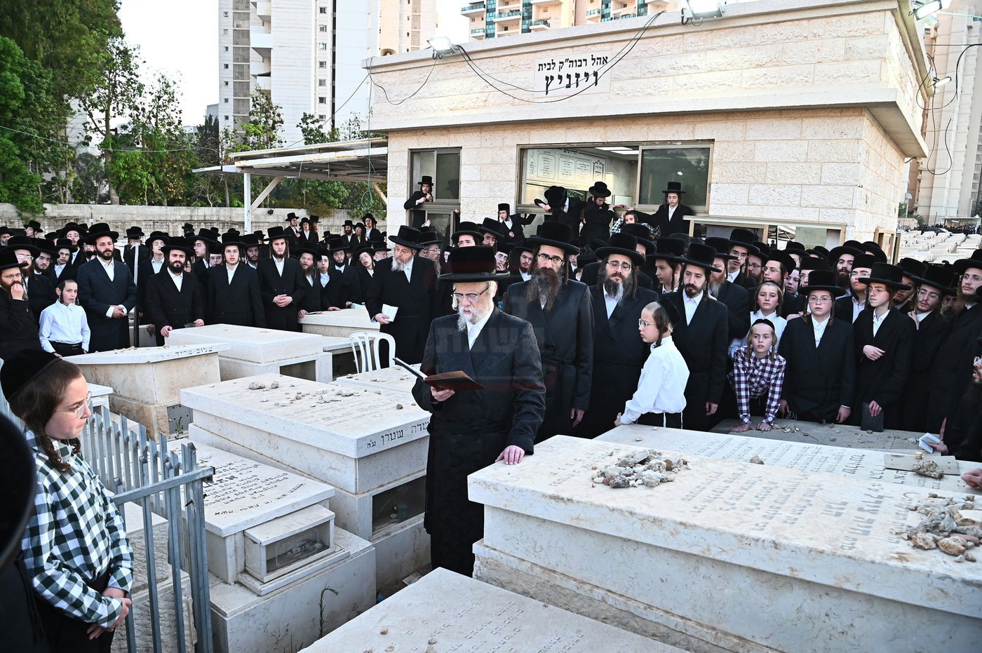 האדמו"ר מסערט ויז'ניץ בתפילה באוהל בית ויז'ניץ בבני ברק