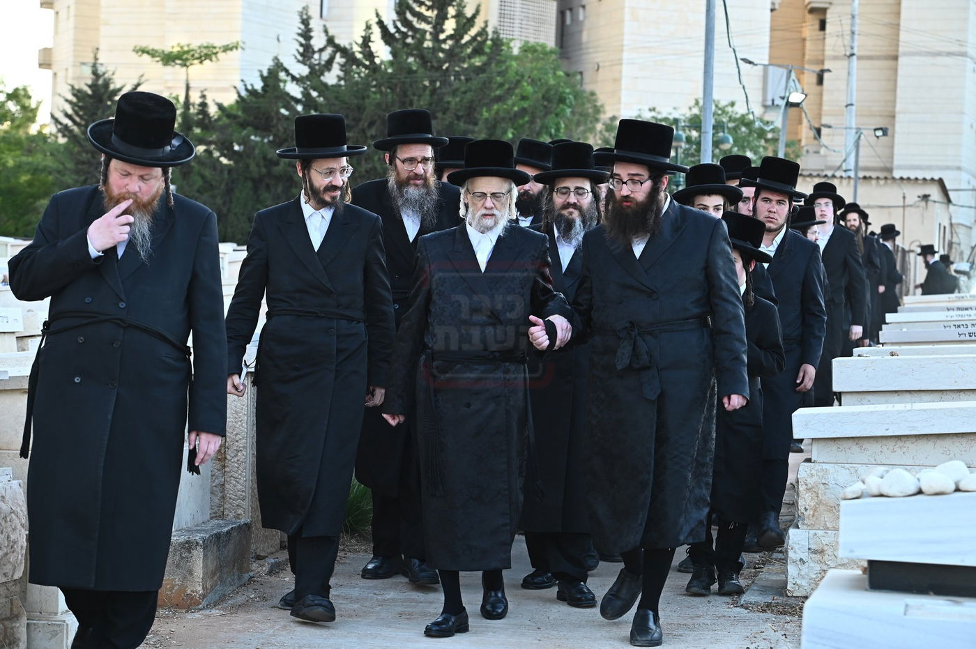 האדמו"ר מסערט ויז'ניץ בתפילה באוהל בית ויז'ניץ בבני ברק