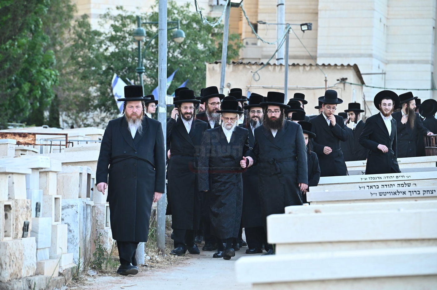 האדמו"ר מסערט ויז'ניץ בתפילה באוהל בית ויז'ניץ בבני ברק