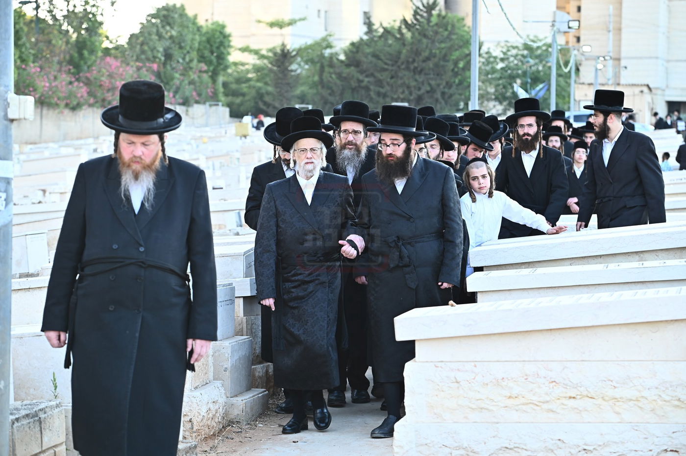 האדמו"ר מסערט ויז'ניץ בתפילה באוהל בית ויז'ניץ בבני ברק