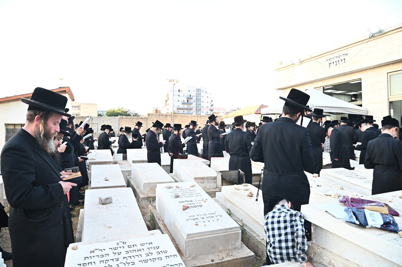 האדמו"ר מסערט ויז'ניץ בתפילה באוהל בית ויז'ניץ בבני ברק