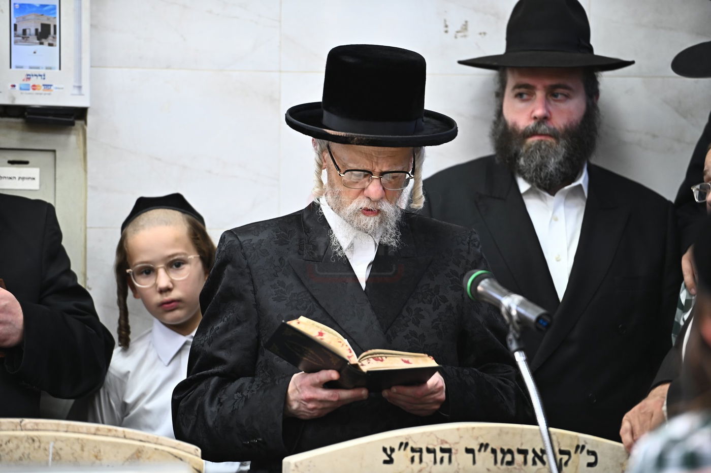 האדמו"ר מסערט ויז'ניץ בתפילה באוהל בית ויז'ניץ בבני ברק