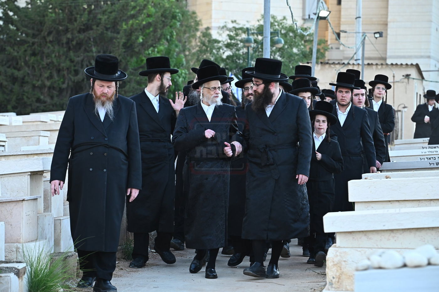 האדמו"ר מסערט ויז'ניץ בתפילה באוהל בית ויז'ניץ בבני ברק