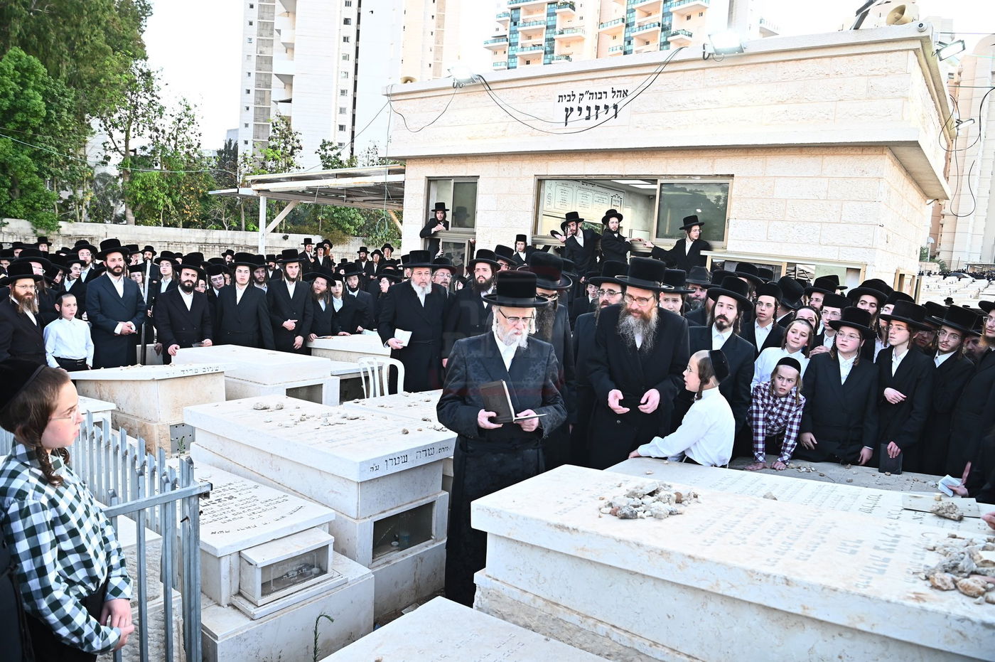 האדמו"ר מסערט ויז'ניץ בתפילה באוהל בית ויז'ניץ בבני ברק