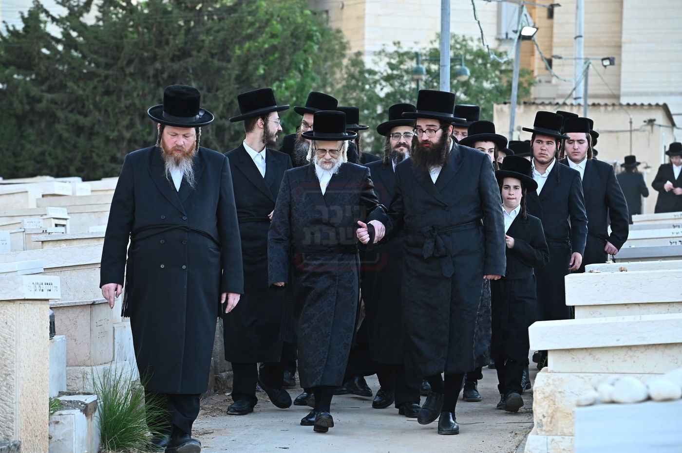 האדמו"ר מסערט ויז'ניץ בתפילה באוהל בית ויז'ניץ בבני ברק