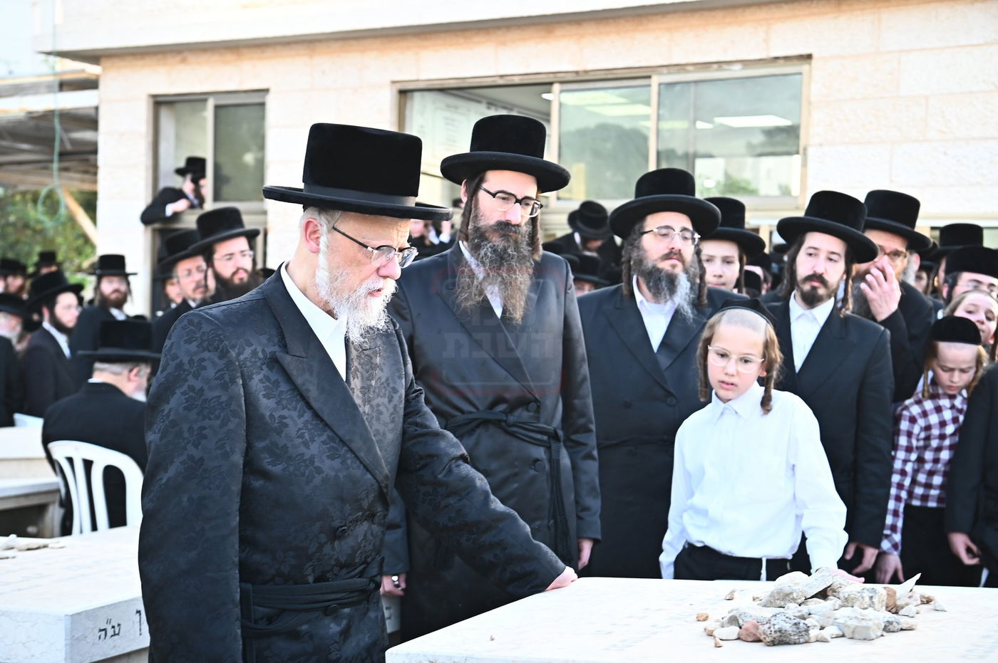 האדמו"ר מסערט ויז'ניץ בתפילה באוהל בית ויז'ניץ בבני ברק