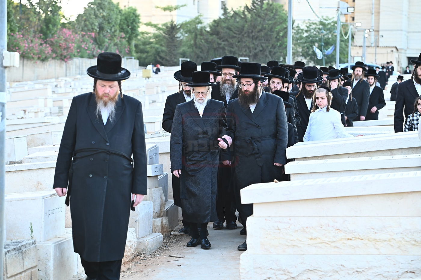 האדמו"ר מסערט ויז'ניץ בתפילה באוהל בית ויז'ניץ בבני ברק