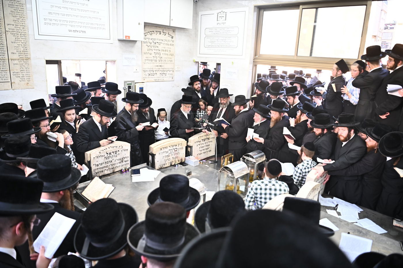 האדמו"ר מסערט ויז'ניץ בתפילה באוהל בית ויז'ניץ בבני ברק