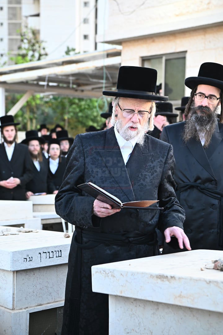 האדמו"ר מסערט ויז'ניץ בתפילה באוהל בית ויז'ניץ בבני ברק