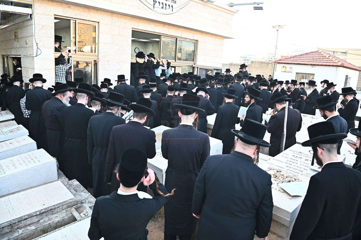 האדמו"ר מסערט ויז'ניץ בתפילה באוהל בית ויז'ניץ בבני ברק