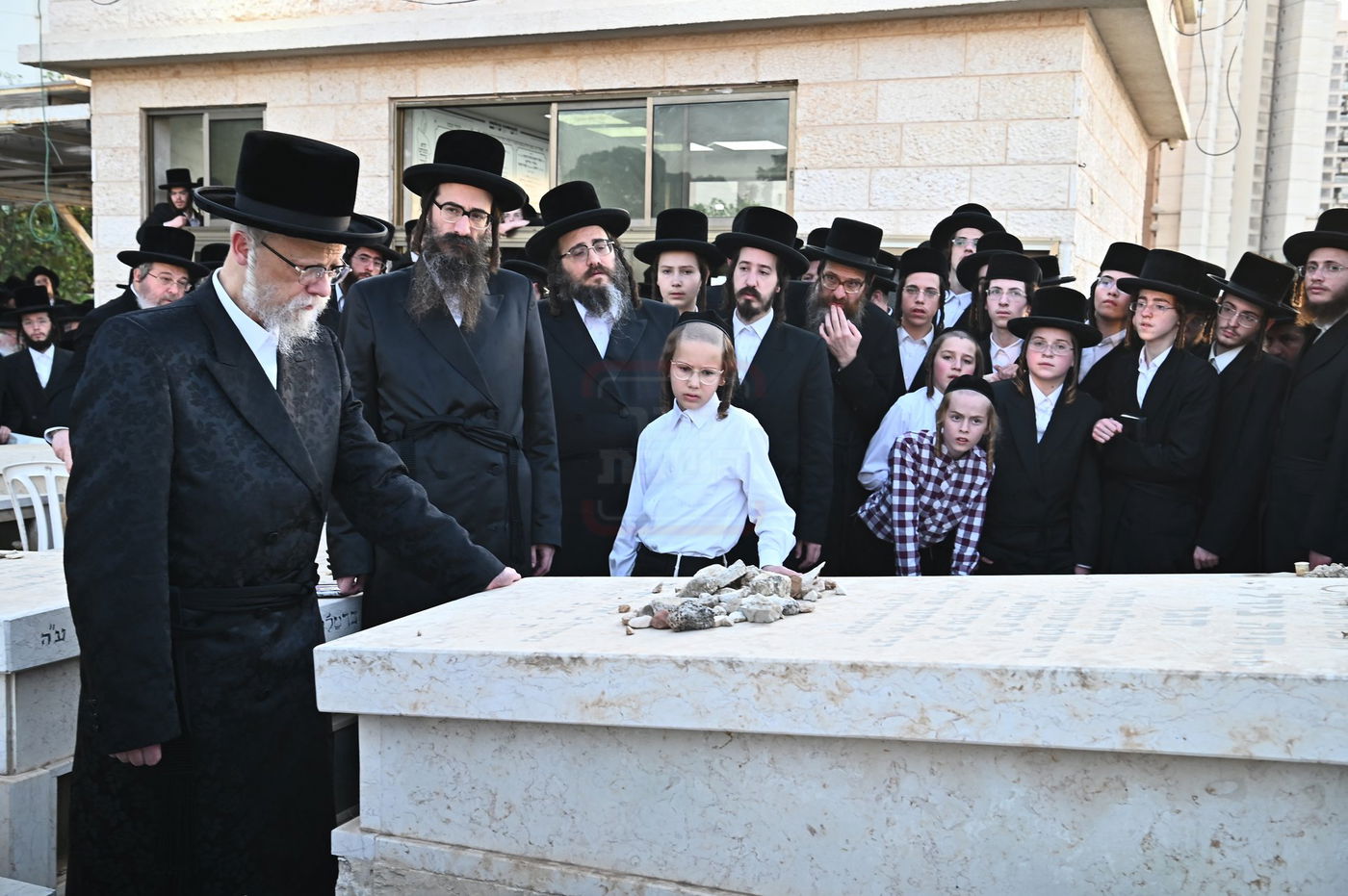 האדמו"ר מסערט ויז'ניץ בתפילה באוהל בית ויז'ניץ בבני ברק