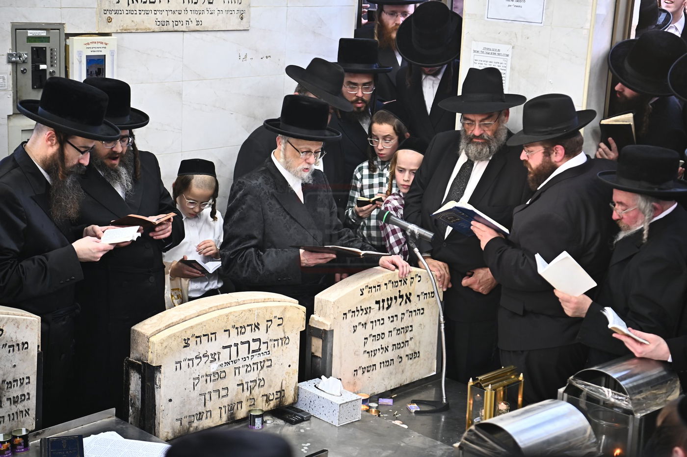 האדמו"ר מסערט ויז'ניץ בתפילה באוהל בית ויז'ניץ בבני ברק