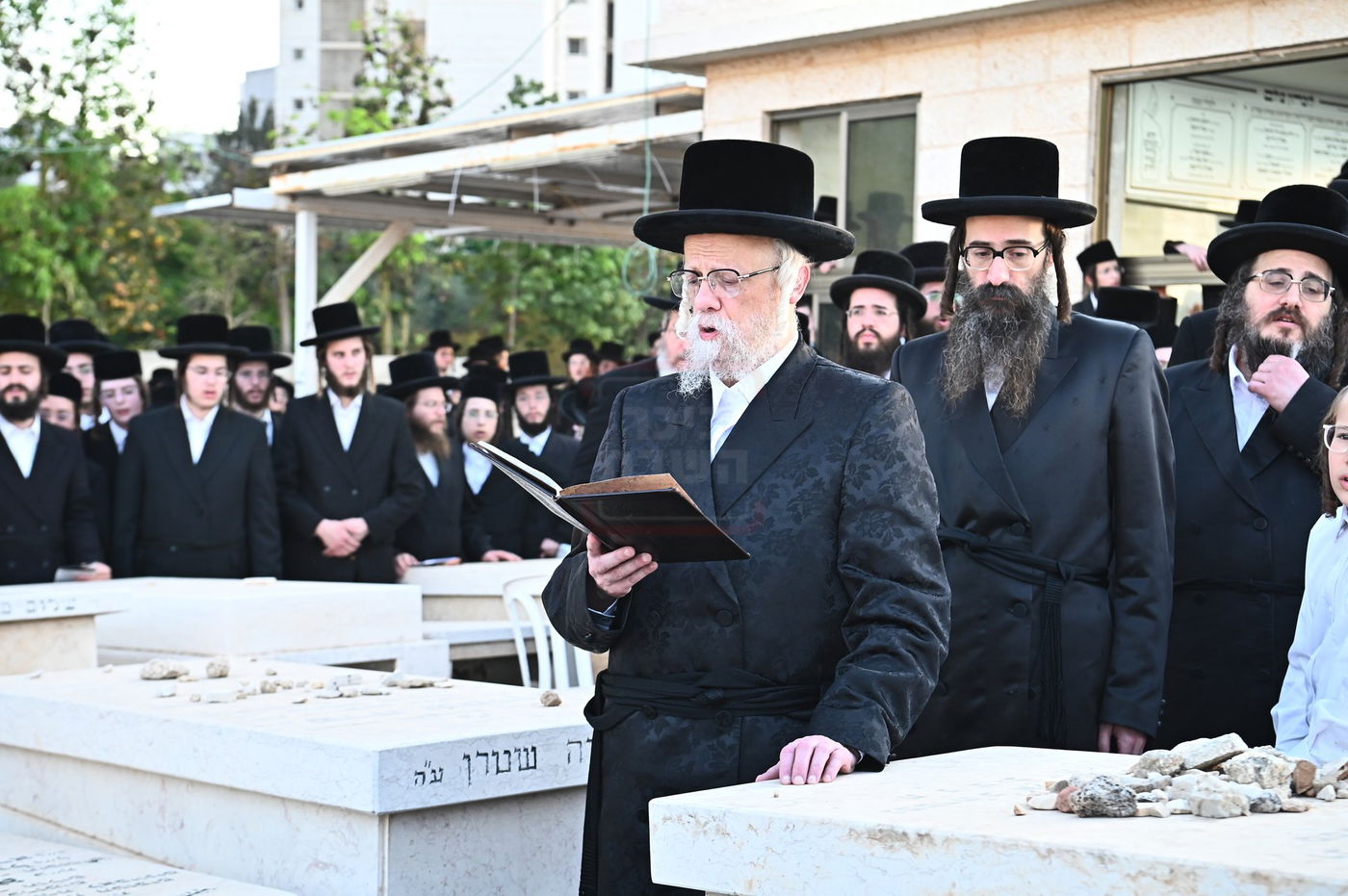 האדמו"ר מסערט ויז'ניץ בתפילה באוהל בית ויז'ניץ בבני ברק