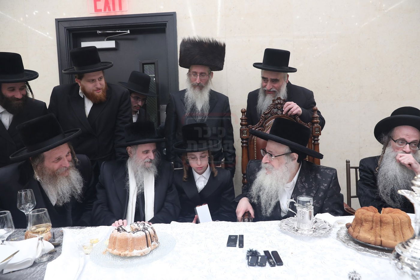 האדמו"ר מצאנז קלויזנבורג בשמחת הבר מצוה לנין אביו האדמו"ר זצ"ל