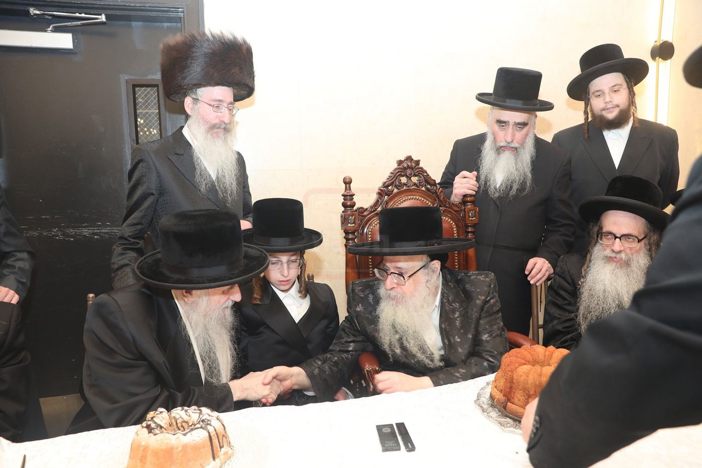 האדמו"ר מצאנז קלויזנבורג בשמחת הבר מצוה לנין אביו האדמו"ר זצ"ל