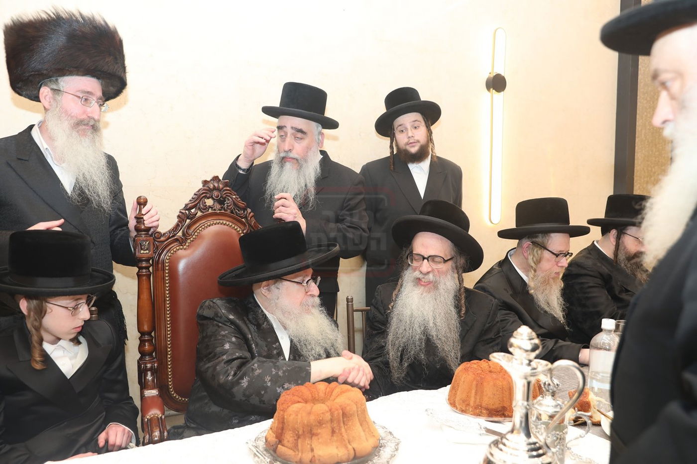 האדמו"ר מצאנז קלויזנבורג בשמחת הבר מצוה לנין אביו האדמו"ר זצ"ל