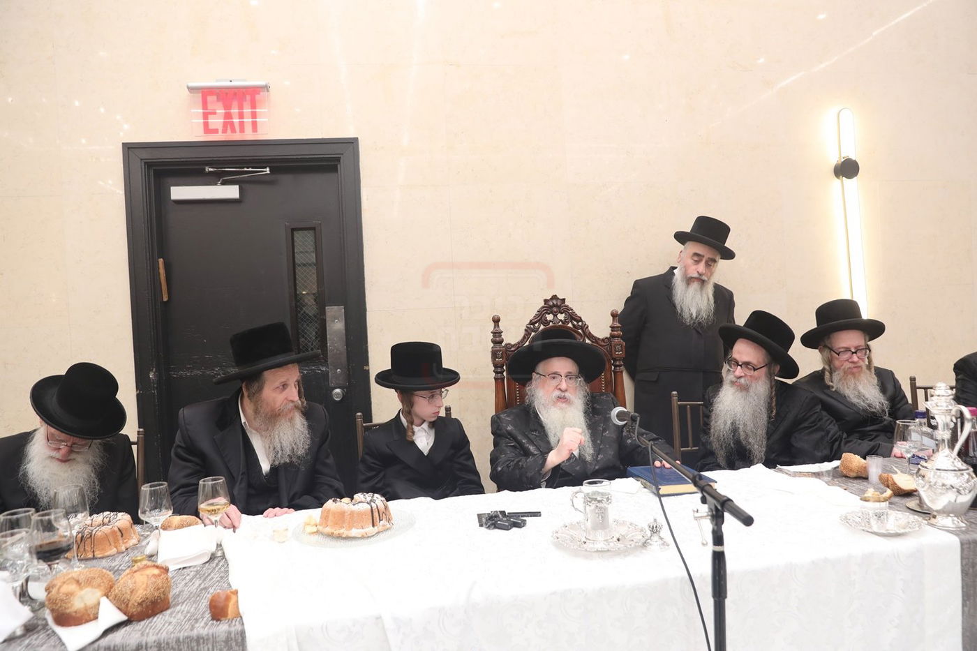 האדמו"ר מצאנז קלויזנבורג בשמחת הבר מצוה לנין אביו האדמו"ר זצ"ל