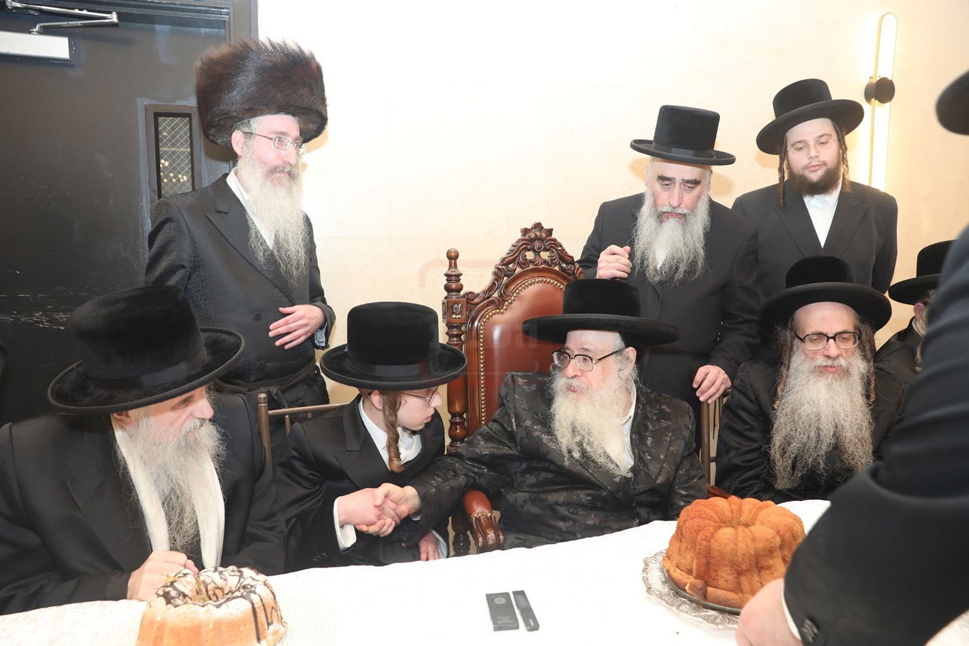 האדמו"ר מצאנז קלויזנבורג בשמחת הבר מצוה לנין אביו האדמו"ר זצ"ל