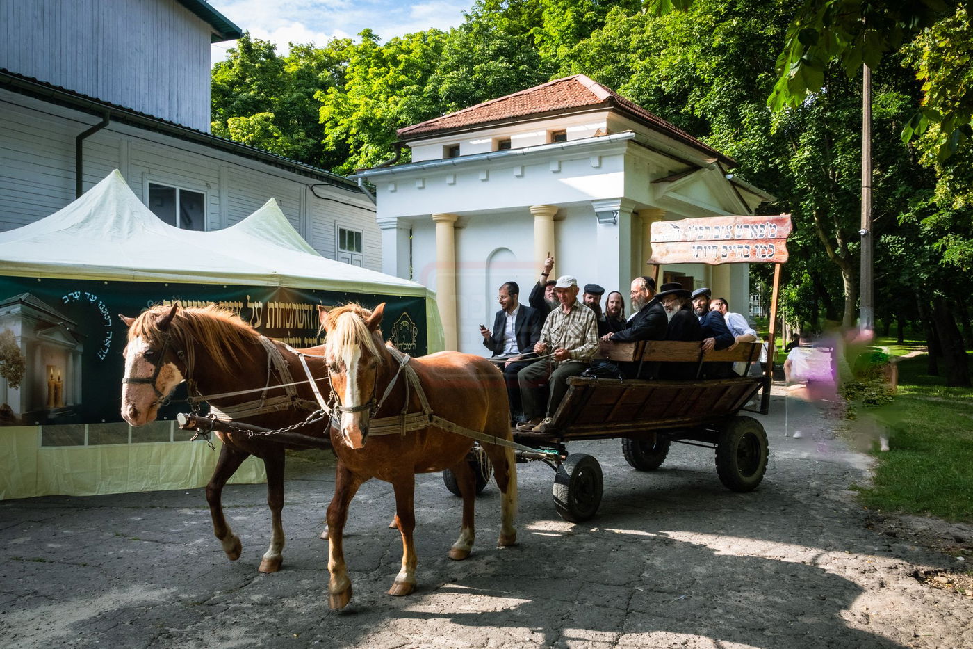 החסידים נוסעים על סוס ועגלה בעיירה כמו פעם