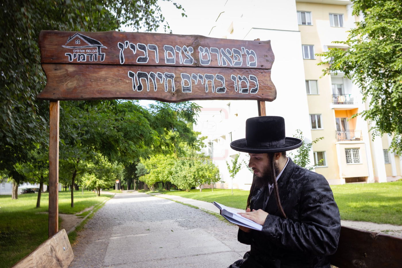 החסידים נוסעים על סוס ועגלה בעיירה כמו פעם