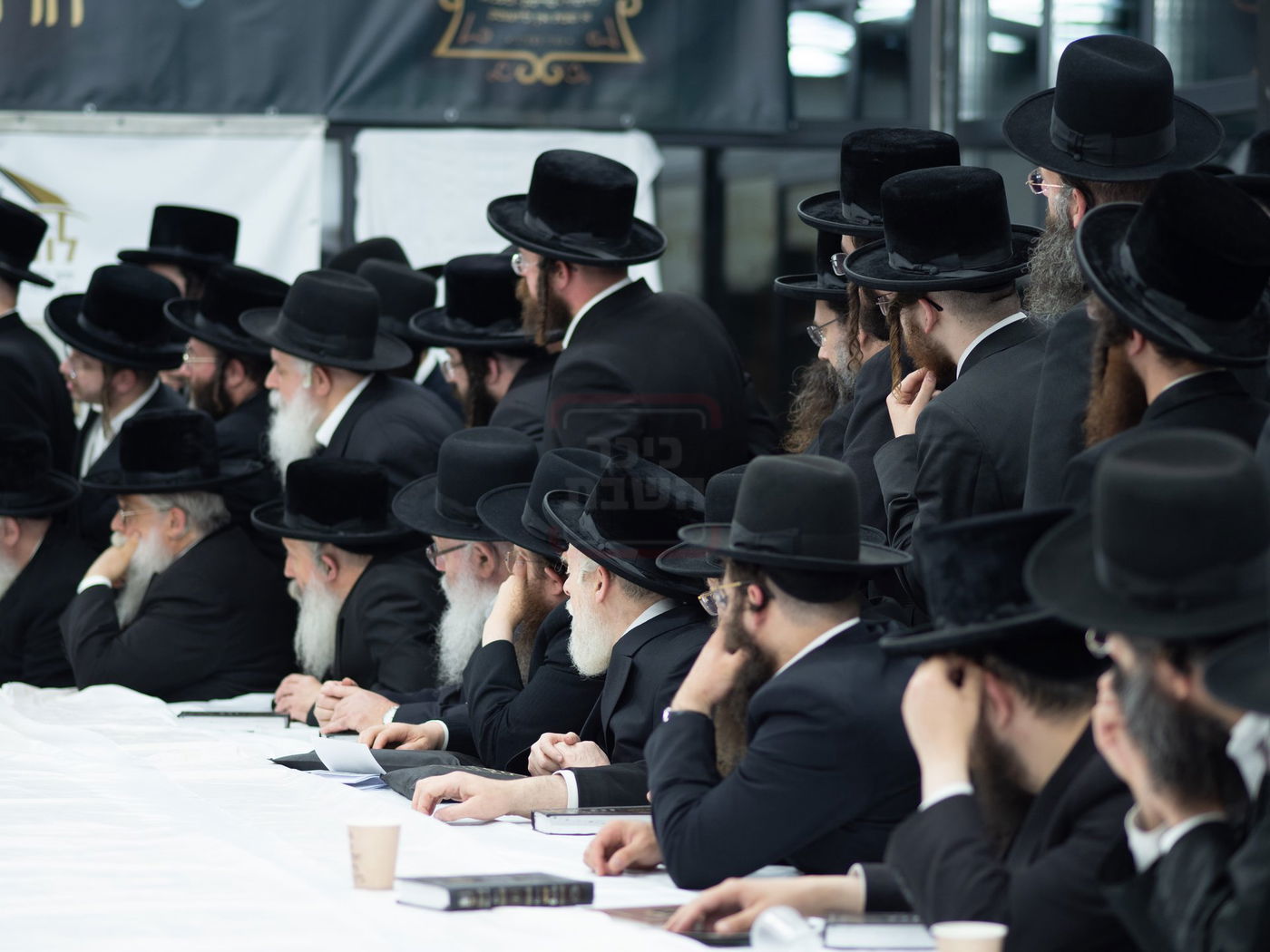 האדמו"ר מטשערנוביל בסעודת הילולא בלודמיר