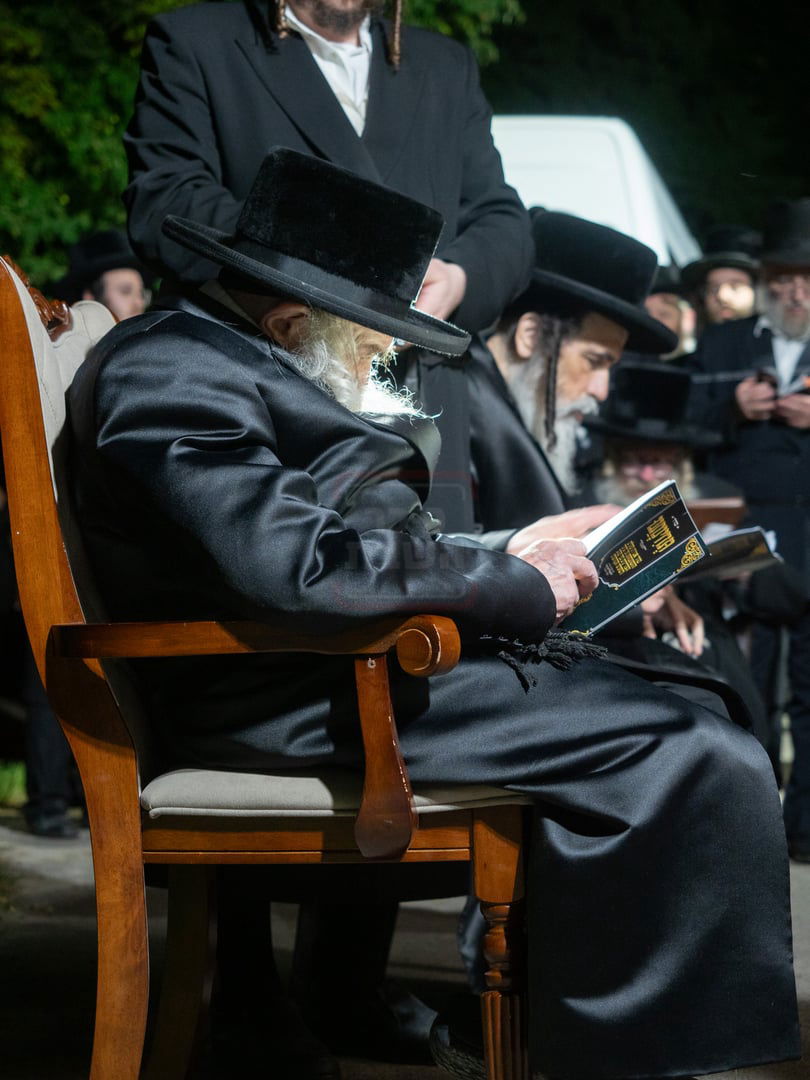 האדמו"ר מטשערנוביל בתפילה בציון הרה"ק ר' שלמה מקארלין זי"ע