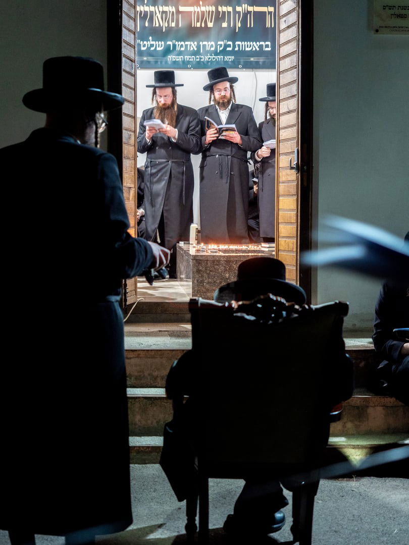 האדמו"ר מטשערנוביל בתפילה בציון הרה"ק ר' שלמה מקארלין זי"ע