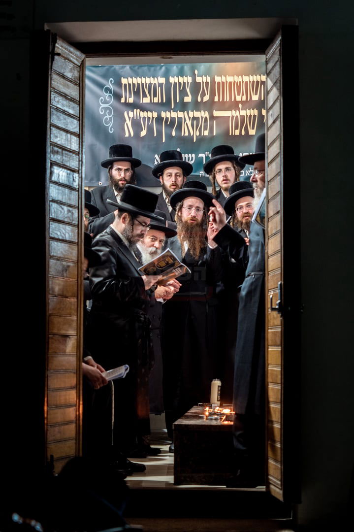 האדמו"ר מטשערנוביל בתפילה בציון הרה"ק ר' שלמה מקארלין זי"ע