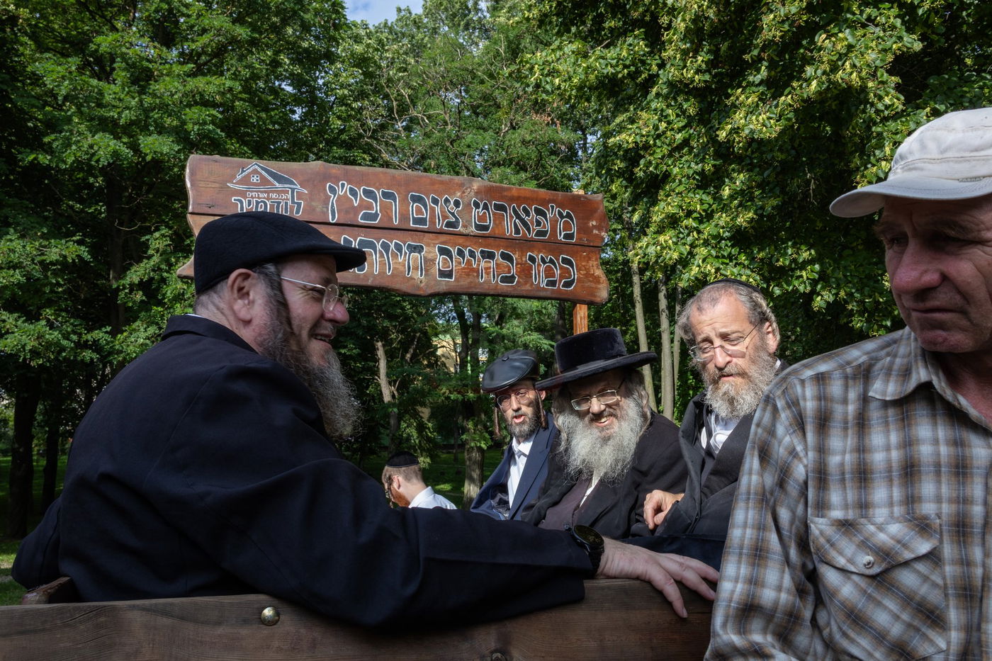 החסידים נוסעים על סוס ועגלה בעיירה כמו פעם