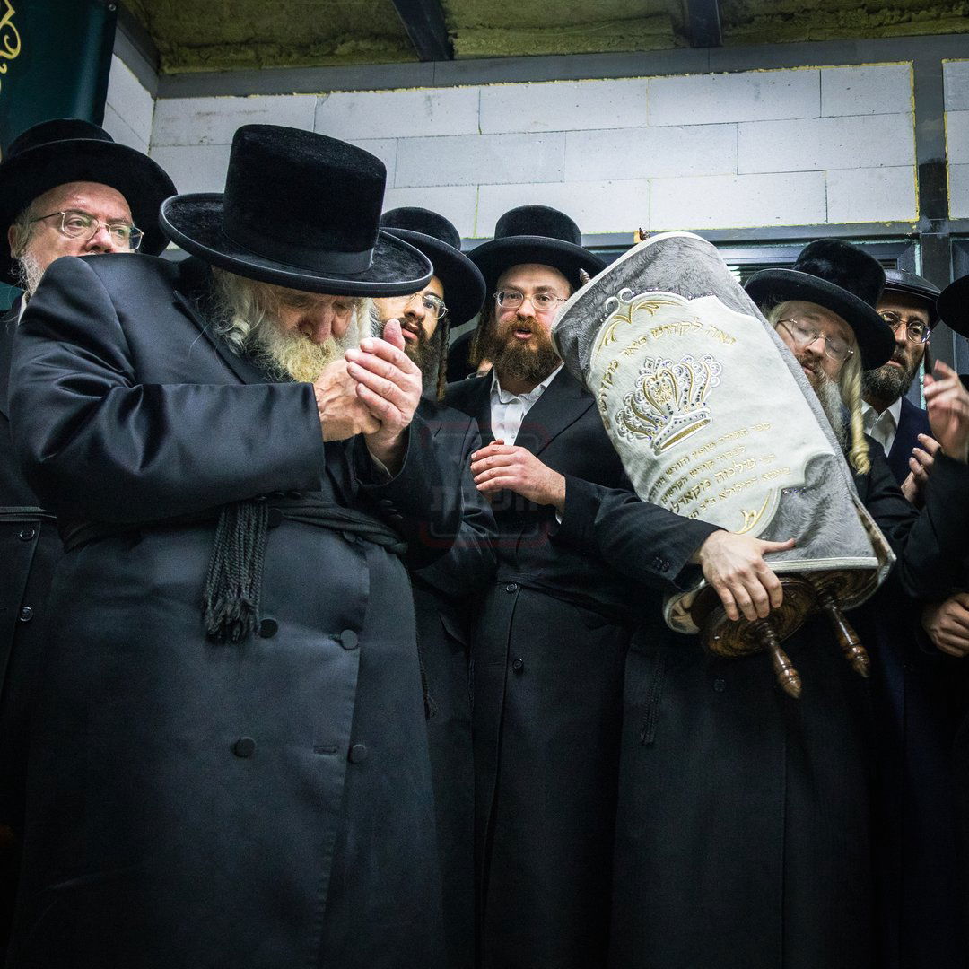 האדמו"ר מטשערנוביל בהכנסת ס"ת בעיירת לודמיר, אוקראינה