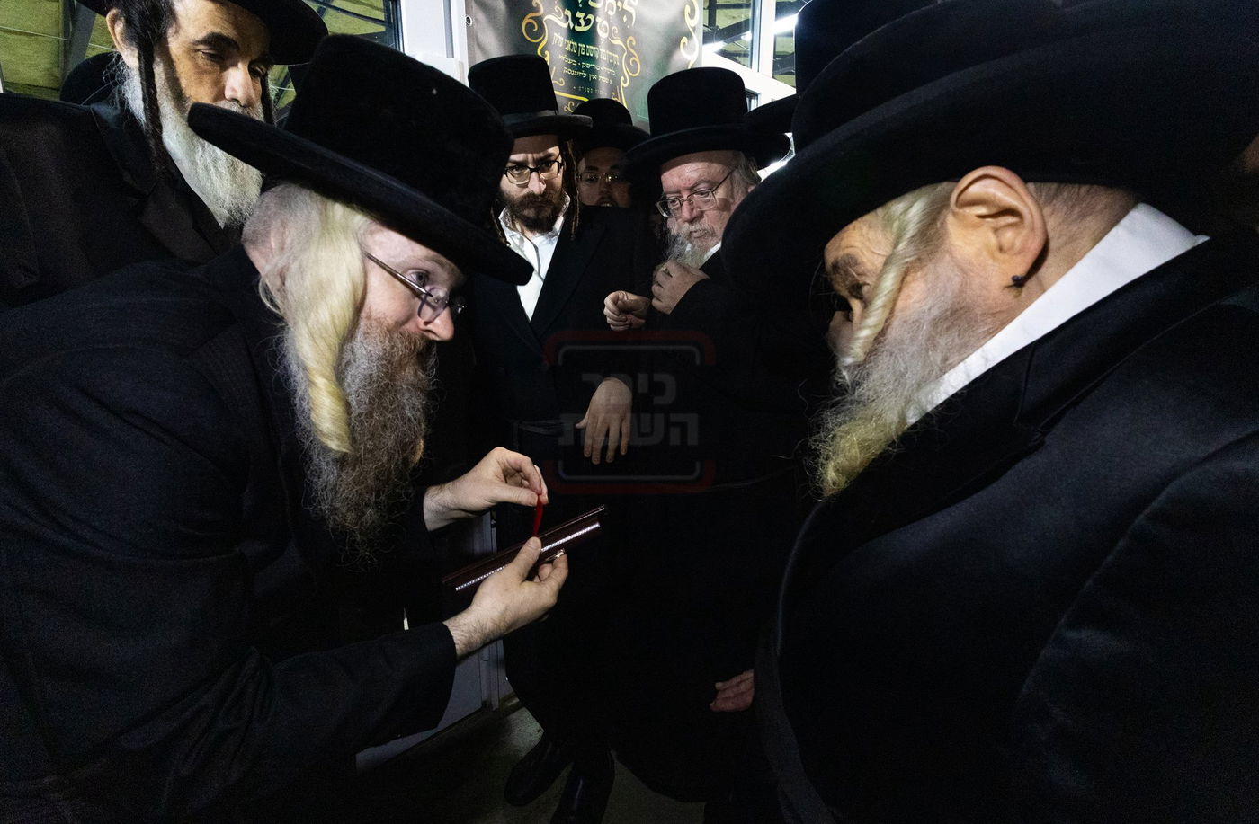 האדמו"ר מטשערנוביל בקביעת מזוזה בלודמיר