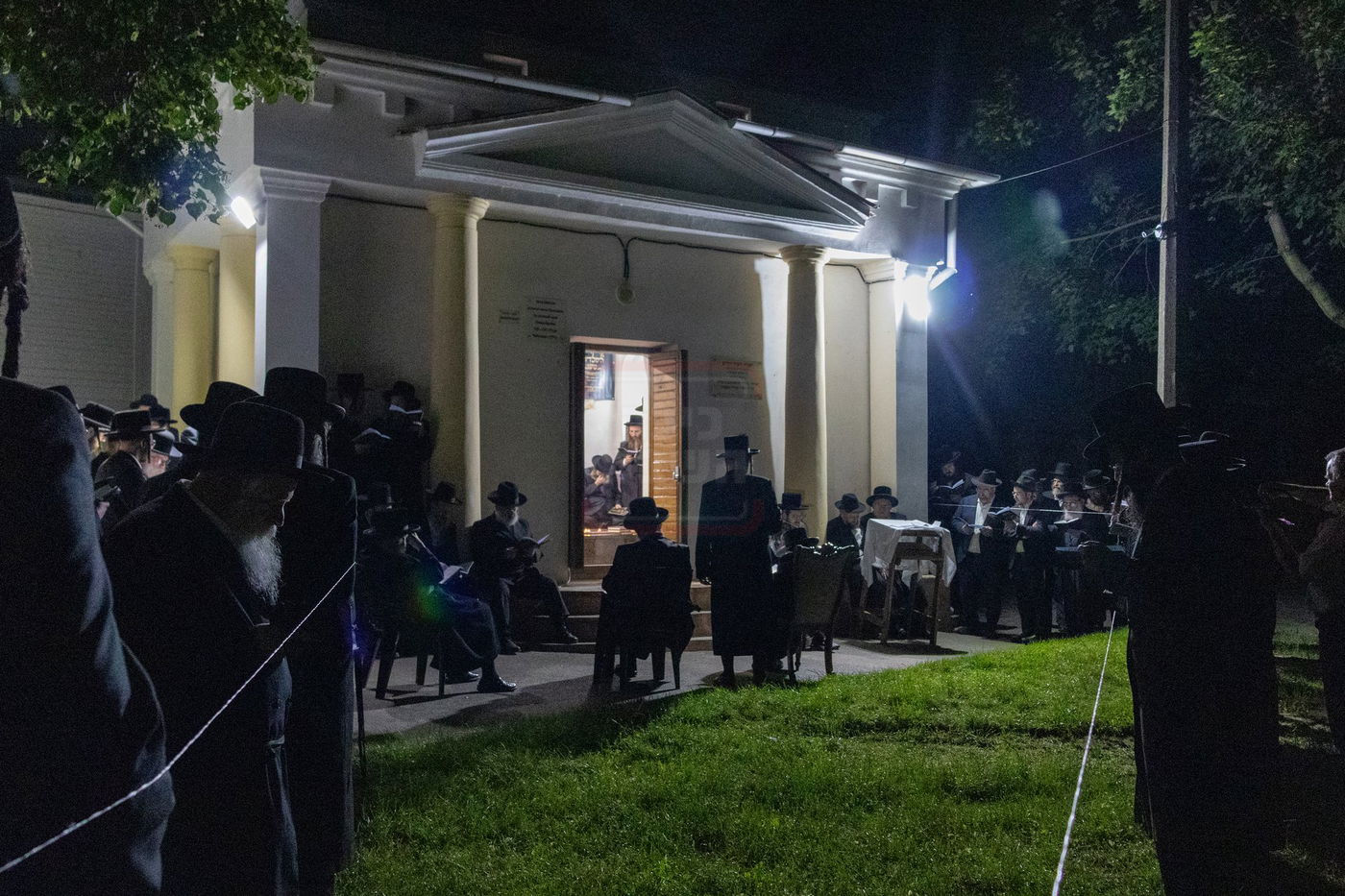 האדמו"ר מטשערנוביל בתפילה בציון הרה"ק ר' שלמה מקארלין זי"ע