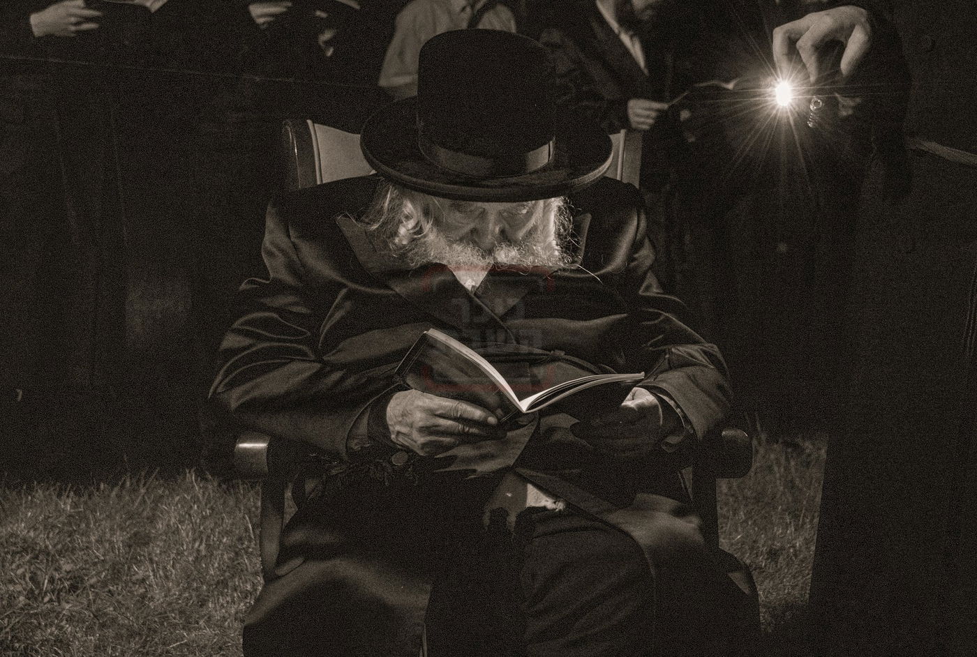 האדמו"ר מטשערנוביל בתפילה בציון הרה"ק ר' שלמה מקארלין זי"ע