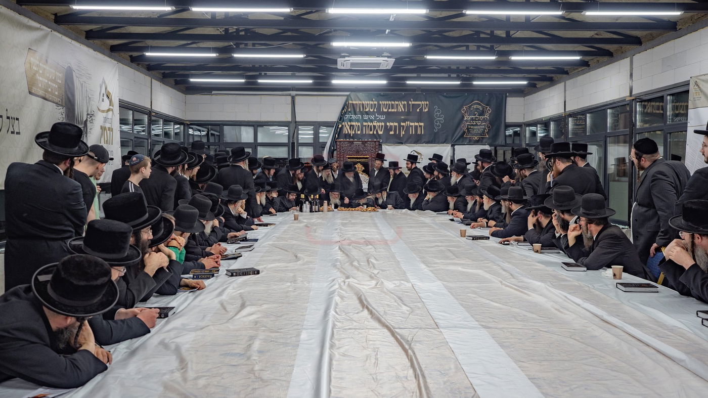 האדמו"ר מטשערנוביל בסעודת הילולא בלודמיר