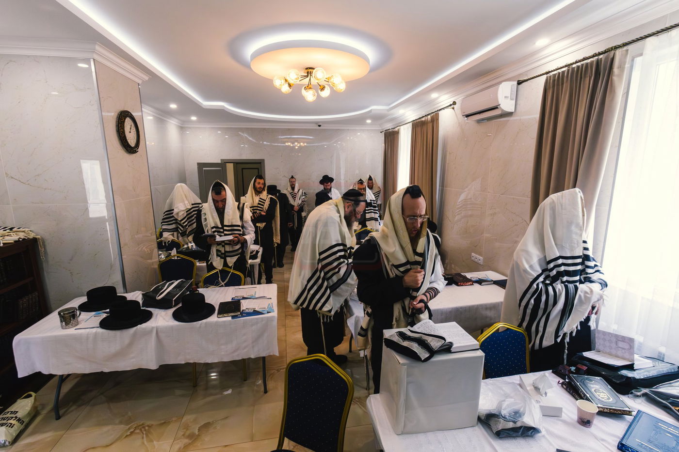 החסידים בבית רבנו בלודמיר ביום ההילולא