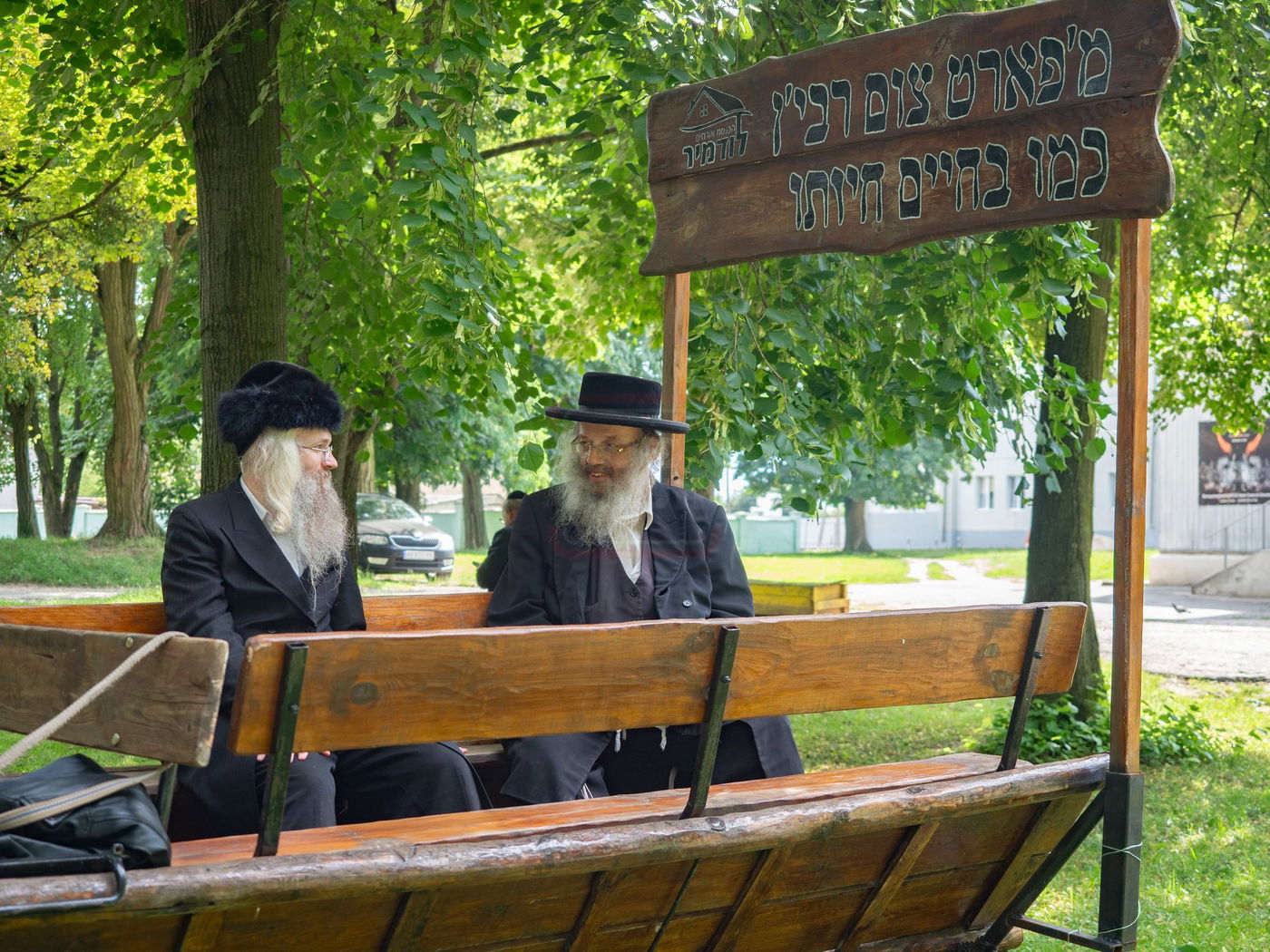 החסידים נוסעים על סוס ועגלה בעיירה כמו פעם