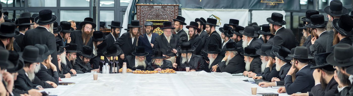 האדמו"ר מטשערנוביל בסעודת הילולא בלודמיר