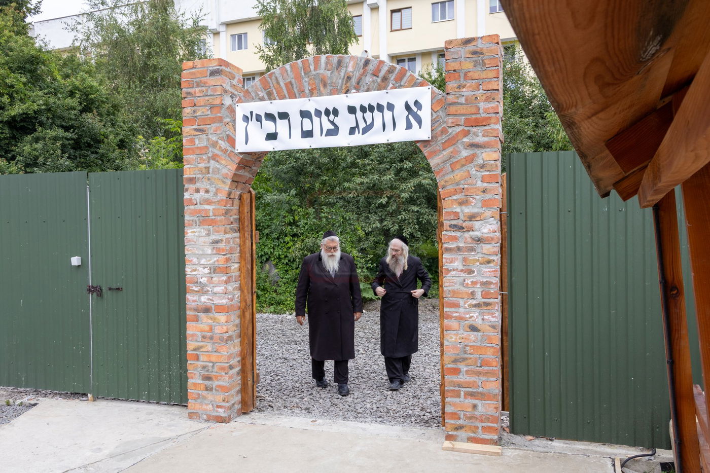 החסידים נוסעים על סוס ועגלה בעיירה כמו פעם