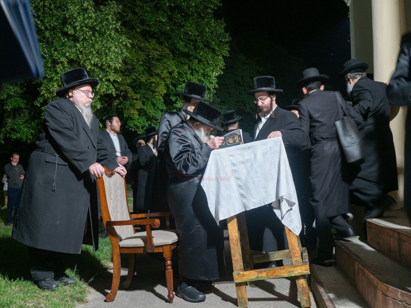 האדמו"ר מטשערנוביל בתפילה בציון הרה"ק ר' שלמה מקארלין זי"ע