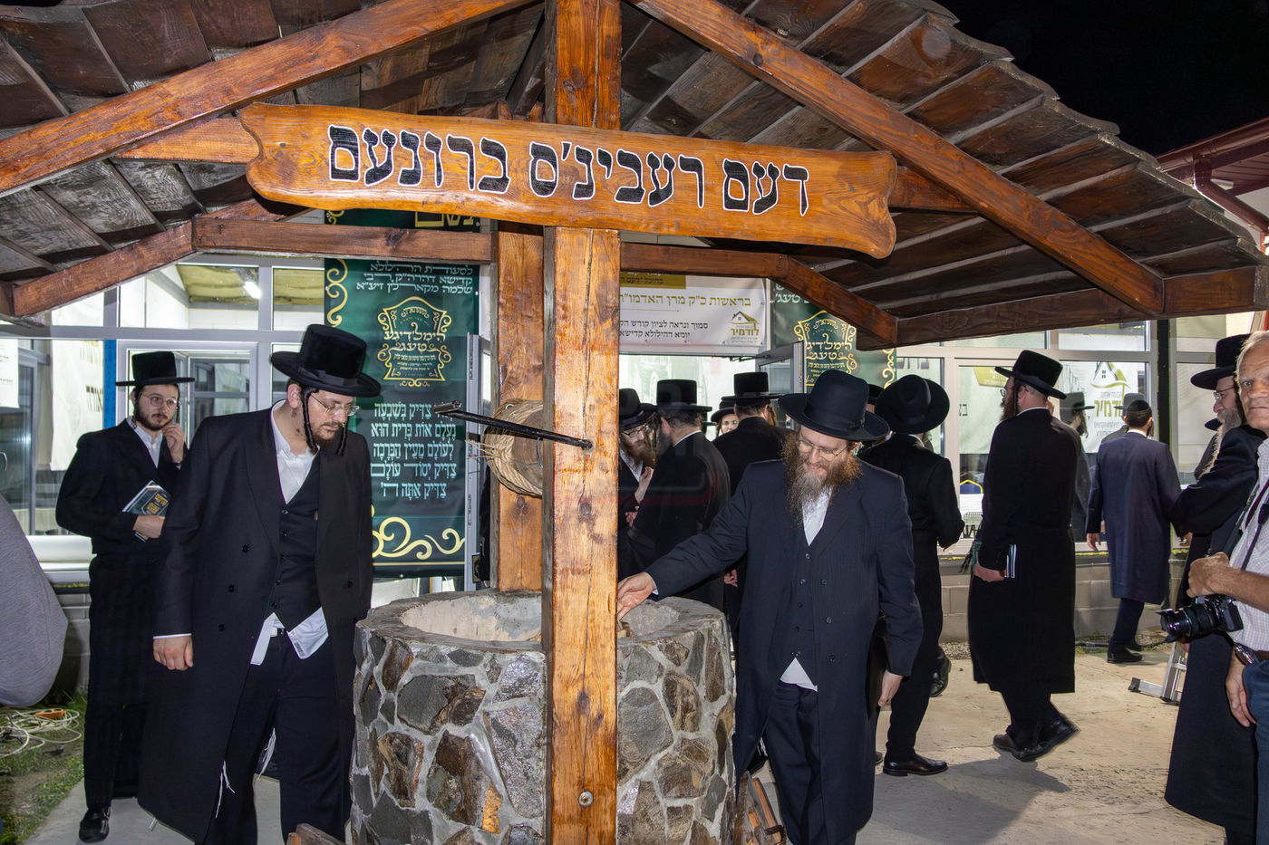 החסידים בבית רבנו בלודמיר ביום ההילולא