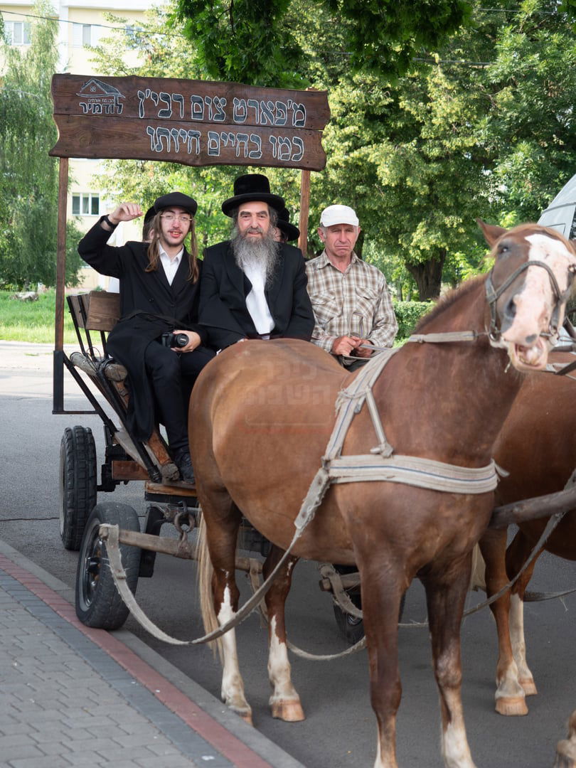 החסידים נוסעים על סוס ועגלה בעיירה כמו פעם