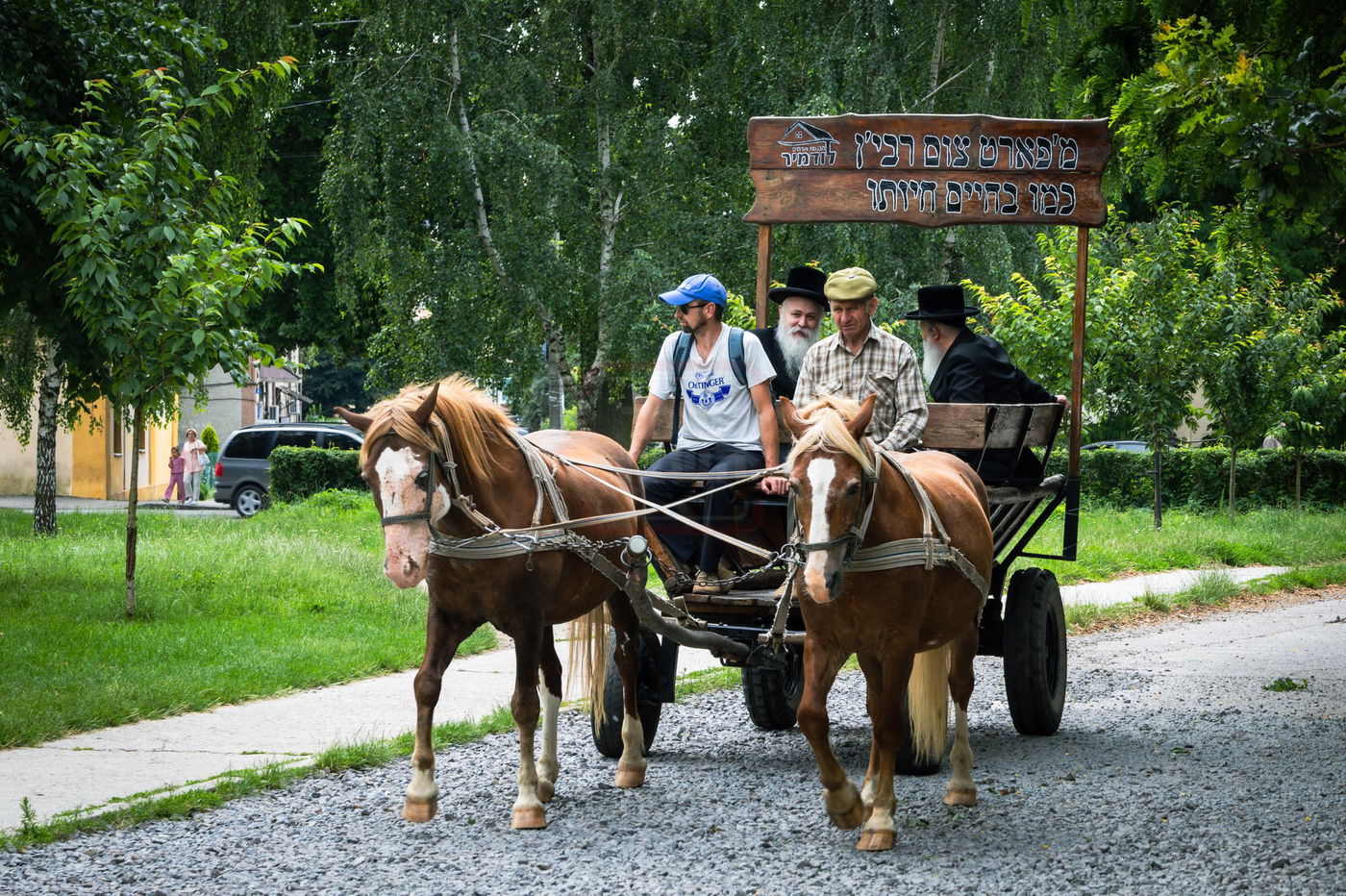 החסידים נוסעים על סוס ועגלה בעיירה כמו פעם