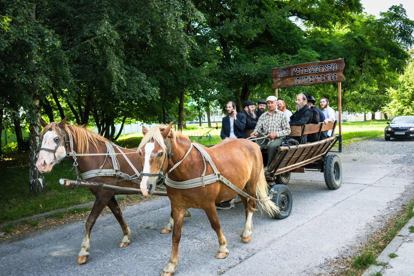 החסידים נוסעים על סוס ועגלה בעיירה כמו פעם
