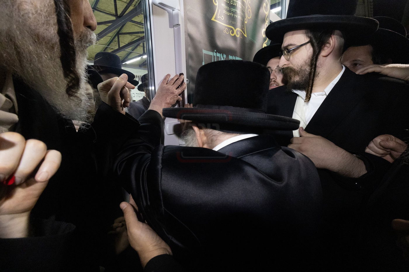 האדמו"ר מטשערנוביל בקביעת מזוזה בלודמיר