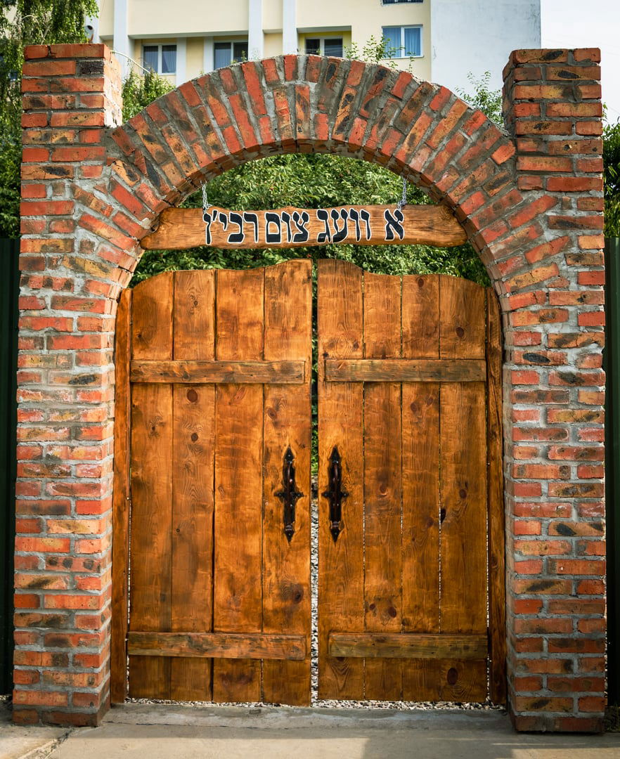 החסידים בבית רבנו בלודמיר ביום ההילולא