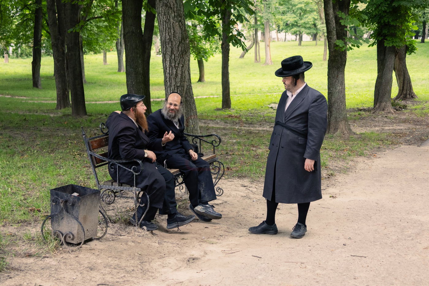 החסידים נוסעים על סוס ועגלה בעיירה כמו פעם