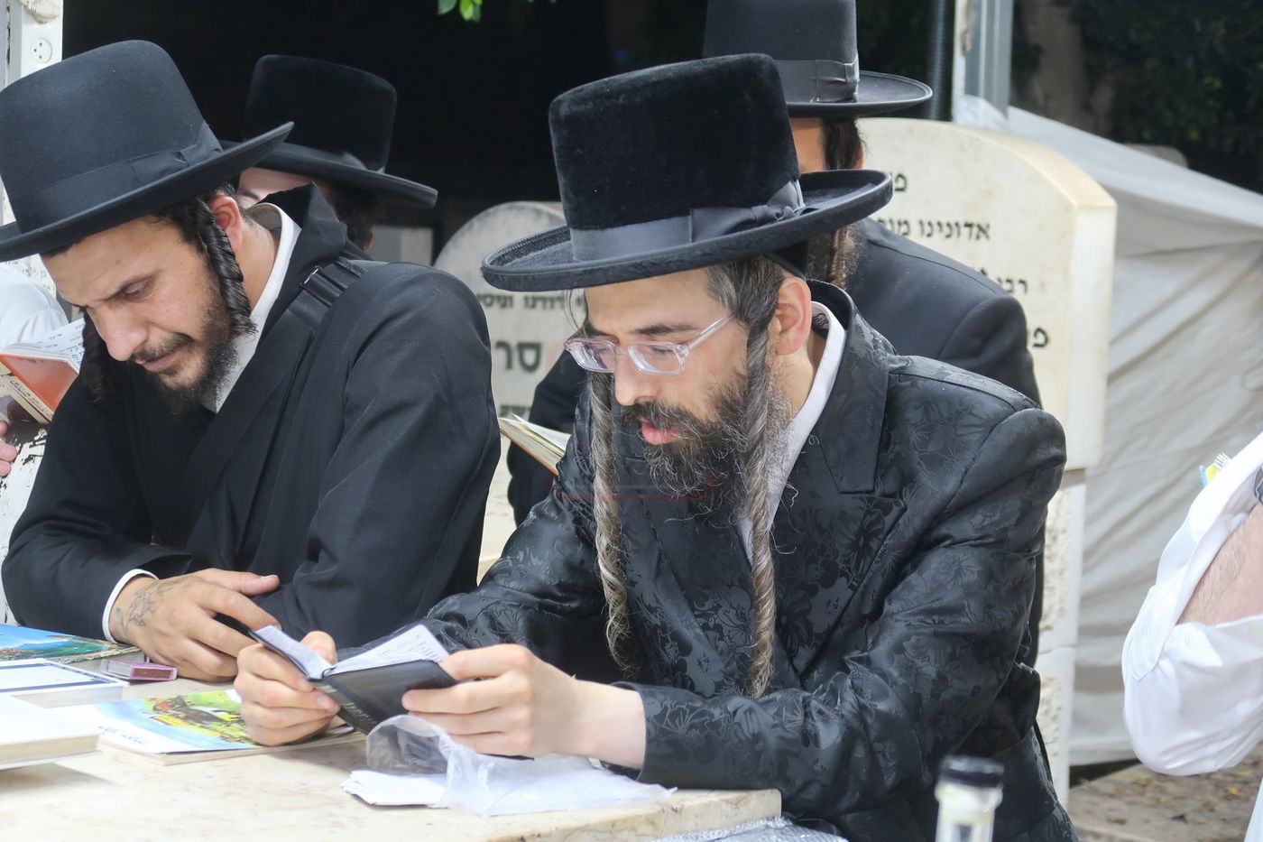 האדמו"ר מזוועהיל בתפילה בציון הצדיק משטפנשט 