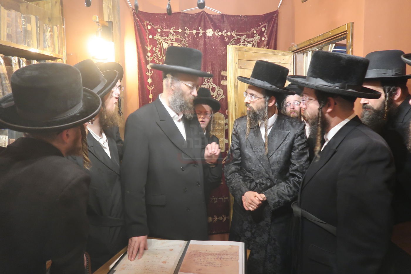 האדמו"ר מזוועהיל בביקור במוסדות שטפנשט בגבעתיים