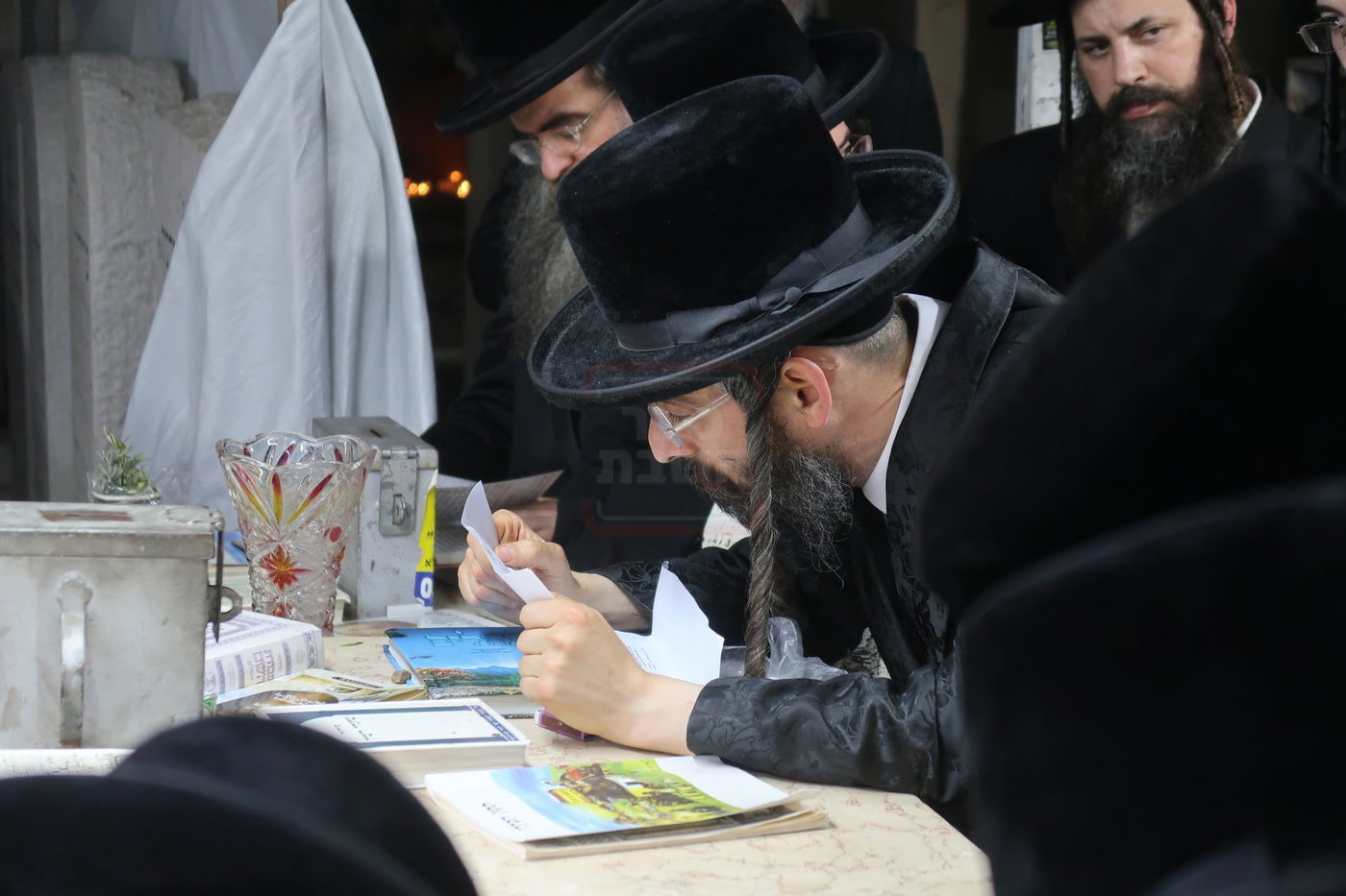 האדמו"ר מזוועהיל בתפילה בציון הצדיק משטפנשט